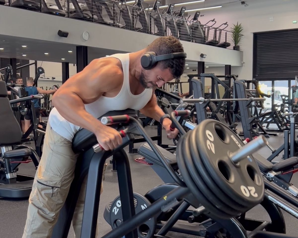 Tarek Elzamek training back on a row machine in a Dubai gym